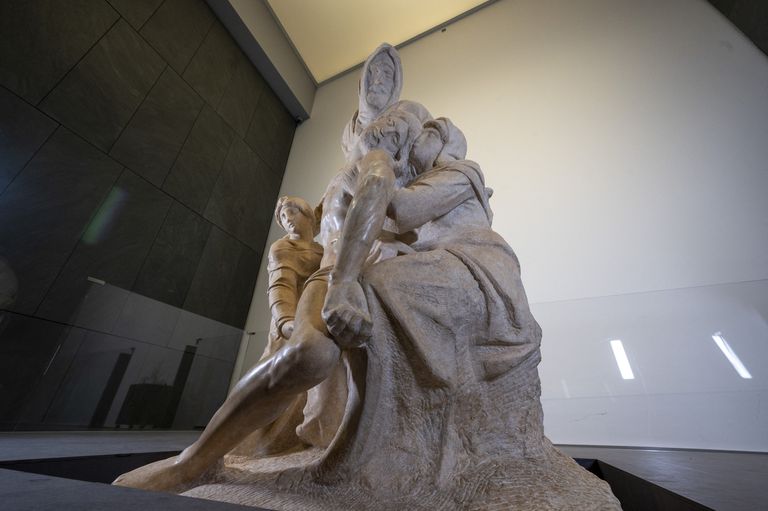 Miguel Ángel no terminó la escultura, pero se la regaló a un sirviente suyo, Antonio da Casteldurante, que se la vendió por 200 escudos al banquero Francesco Bandini -de ahí el nombre, "Piedad Bandini"-, que la colocó en el jardín de su mansión romana