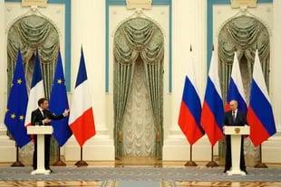 El presidente de Rusia, Vladimir Putin (derecha), escucha durante una rueda de prensa con el presidente de Francia, Emmanuel Macron, tras una reunión, el 7 de febrero de 2022 en Moscú.