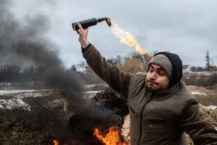 Un civil arroja una bomba hecha con petróleo