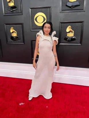 María Becerra hizo su debut en los Grammy con un vestido blanco y espacial 