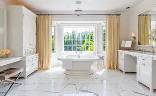 El baño del cuarto principal cuenta con un jacuzzi y una vista privilegiada