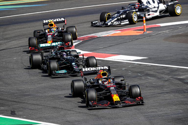 Lewis Hamilton, en acción en el Autódromo Hermanos Rodriguez, en México; el británico debió lidiar con los dos Red Bull