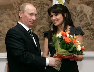 En 2008, el presidente Vladimir Putin entregó a la soprano Anna Netrebko la distinción de Artista del Pueblo en San Petersburgo