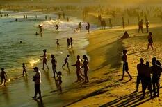 Río de Janeiro. ¿Peligra la temporada de verano? Piden restricciones en la playa