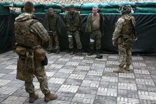 Fuerzas ucranianas detienen a militares de la autoproclamada República Popular de Lugansk que fueron capturados durante el ataque matutino contra la ciudad de Schast'ye, cerca de la ciudad de Lugansk, en el este de Ucrania, el 24 de febrero de 2022. -  (Foto de Anatolii Stepanov / AFP)