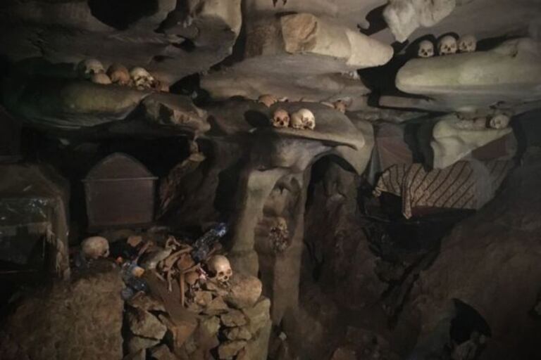 Luego de años los cuerpos son enterrados en cuevas o tumbas, donde también hay cráneos. Pero el entierro tampoco es un adiós. Cada dos años los cuerpos se retiran para ser limpiados