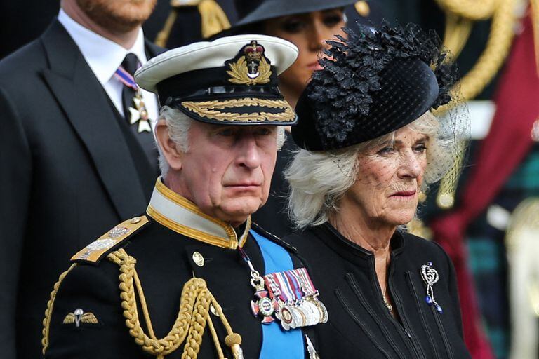 Carlos III, nuevo rey del Reino Unido, junto a Camilla, reina consorte, durante el funeral de Isabel II, en Londres, el 19 de septiembre de 2022 (Photo by ISABEL INFANTES / AFP)