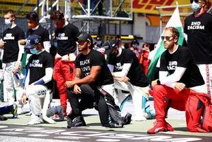 Liderados por Lewis Hamilton los pilotos de Fórmula 1 ensayan la formación con la que rechazan el racismo y la violencia contra los ciudadanos afroamericanos