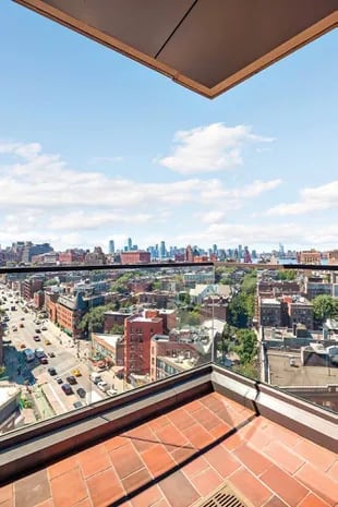 Luminoso y espacioso, el piso cuenta con balcón aterrazado que revela una vista increíble de la ciudad de Manhattan.