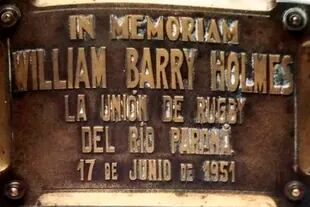 La placa que homenajeó a William Barry Holmes, el único rugbier que jugó por la Argentina y por Inglaterra, referida por Guevara en su texto.