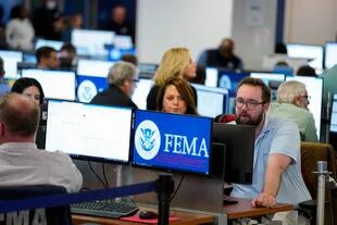 La gente trabaja en la sede de FEMA, este jueves en Washington (Evan Vucci/AP)
