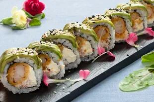 Un roll de sushi relleno de langostinos rebozados en panko.