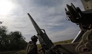 Imagen difundida por los medios rusos de un video del Ministerio de Defensa en el que muestra varios ataques del ejército ruso a Ucrania