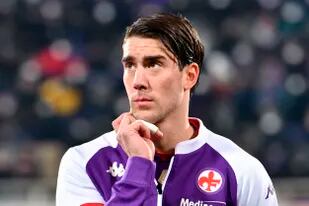 El goleador serbio Dusan Vlahovic dejará Fiorentina y se incorporará en Juventus; los hinchas de la Viola se sintieron muy molestos con la salida y le colgaron pancartas con insultos.