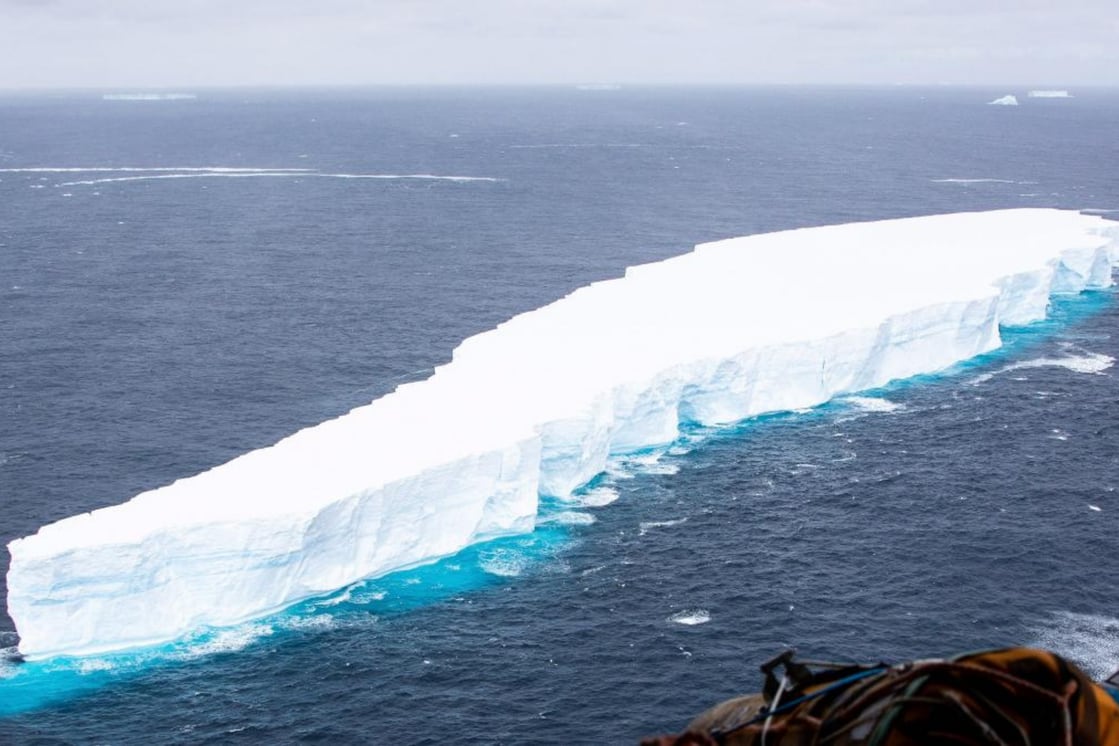 Adiós a uno de los icebergs más grandes de todos los tiempos: se rompió  antes de impactar contra una isla - LA NACION