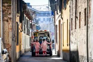 Trabajadores sanitarios patrullan las calles de Codogno, epicentro del brote en Italia