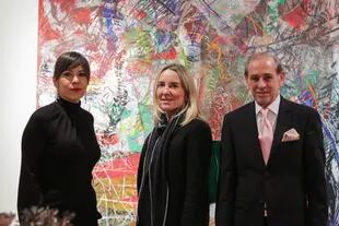 Carminne Dodero, la coleccionista de arte Verónica Zoani y Nicolás Joost Newberry frente a la obra de Ignacio Valdez 