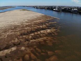 El gran banco de arena que emergió frente a la costa de Puerto San Martín, 40 km al norte de Rosario
