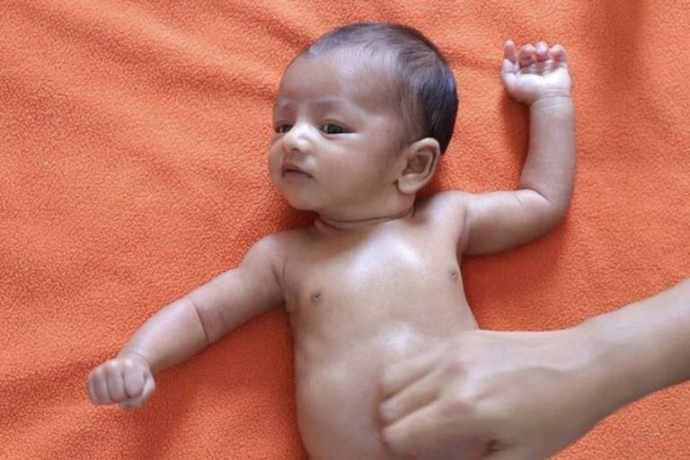 Un antiguo remedio indio puede ayudar a los recién nacidos a desarrollarse: el masaje diario del bebé