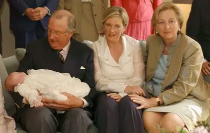 El 1 de junio de 2003 fue la presentación en sociedad de la princesa Leticia María de Bélgica. En brazos de su abuelo, el rey Alberto II, junto a su madre, la princesa Astrid, y su abuela, la reina Paola. (Photo by Mark Renders-Pool/Getty Images)