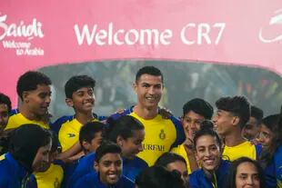 Cristiano Ronaldo sonríe durante su presentación oficial con Al-Nassr de Arabia Saudita