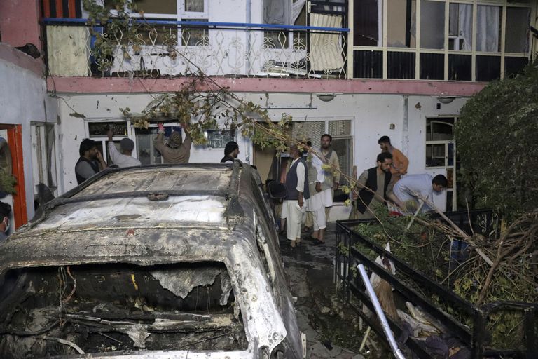 En esta foto del domingo 29 de agosto de 2021, algunas personas inspeccionan los daños en la casa de la familia Ahmadi después de un ataque con drones de Estados Unidos en Kabul, Afganistán. (AP Foto/Khwaja Tawfiq Sediqi, Archivo)