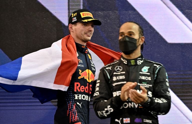 El último podio de 2021: la desilusión de Lewis Hamilton contrasta con la felicidad de Max Verstappen, que con el triunfo en Abu Dabi se consagró pro primera vez campeón de la Fórmula 1