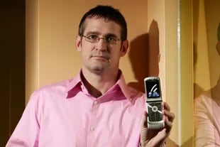Jim Wicks, jefe de diseño de Motorola, durante una presentación del Razr en 2005, un modelo de celular que llevó a vender 200 millones de unidades en todo el mundo