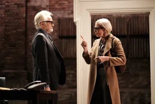 Bradley Whitford y Allison Janney en una escena de la reunión del elenco de The West Wing, a beneficio y por única vez, en un especial que se verá esta noche en los Estados Unidos