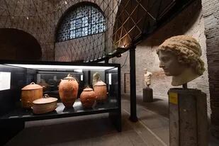 Esculturas grecorromanas, vasijas y piezas arqueológicas se exhiben en un museo de arte robado