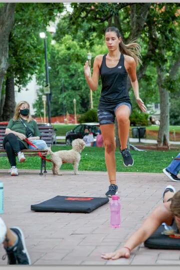 En la Plaza de Barrancas de Belgrano convergen clases de gimnasia, cumpleaños y gente paseando perros