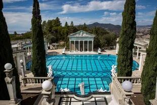 La piscina, rodeada de columnas de inspiración greco-romanas.