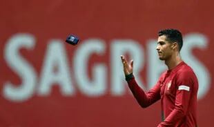Cristiano Ronaldo tira la cinta de capitán durante el partido que disputaron Portugal y España.