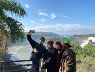 Una selfie inédita: Catartas y barbijo. Los visitantes de Iguazú cumplieron el estricto protocolo sanitario