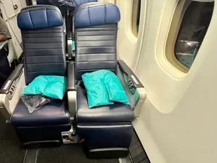 Los asientos de descanso para los auxiliares de vuelo en el 767-300ER de United Airlines