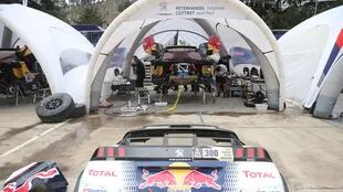 Los mecánicos preparan el 3008DKR de Stephane Peterhansel, líder del Dakar para la desafiante segunda mitad de la prueba.