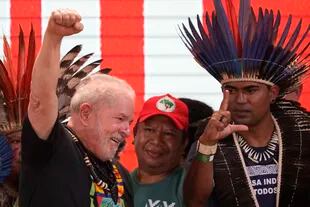 El expresidente de Brasil Luiz Inácio Lula da Silva levanta el puño derecho durante el campamento indígena Tierra Libre, en Brasilia, Brasil, el martes 12 de abril de 2022. 