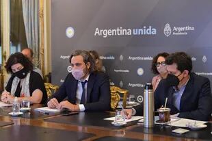 Carla Vizzotti, Santiago Cafiero y Eduardo de Pedro, durante la reunión con epidemiólogos en Casa Rosada
