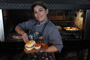 Sabrina Medina se encargará de la presentación del plato y la guarnición, así como la maceración de la carne con especias de identidad nacional