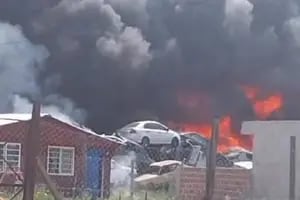Se incendió un depósito judicial de autos y alcanzó a más de 50 coches