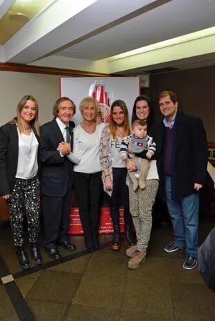 El team Balá: Laura, la hija mayor del matrimonio (a la izquierda), Laura Gelfi (nieta, hija de Laura) y Martín junto con su mujer y su hijo Tomás.