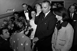 Jacqueline Kennedy mantuvo su look durante la jura de Johnson e incluso hasta su regreso a Washington