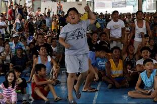 Los fanáticos siguieron cada golpe gracias a las pantallas gigantes en Manila