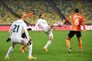 Luca Modric lucha por la pelota con Taras Stepanenko, del Shakhtar Donetsk, durante el partido entre ambos por la Champions League en el que los ucranianos se impusieron por 2 a 0.