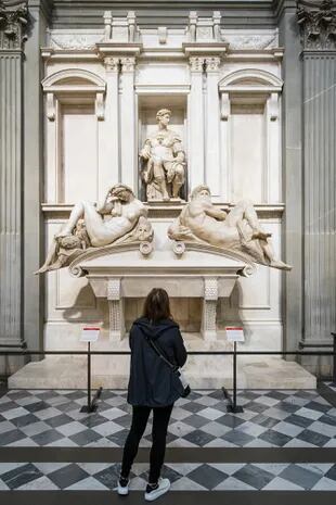 La tumba de Giuliano di Lorenzo en Capilla de los Médici, en Florencia, con las esculturas alegóricas del amanecer y atardecer realizadas por Miguel Ángel
