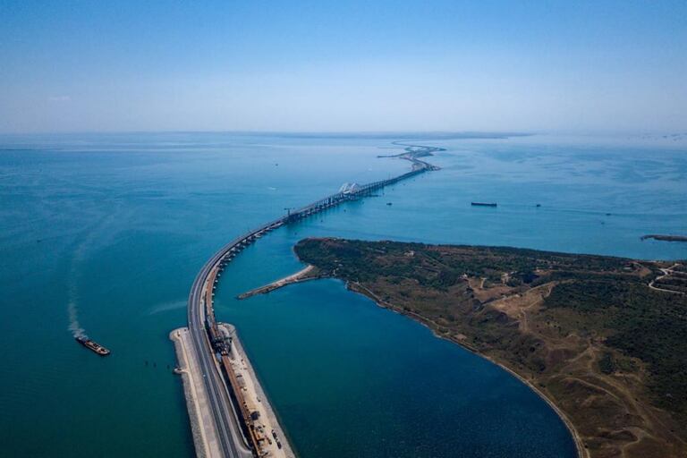 El extenso puente de Kerch, que une Crimea con el continente