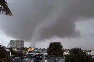 Un tornado tocó tierra en Florida: ocasionó cortes de electricidad e hizo volar botes en un muelle
