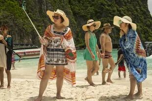 Los turistas, amontonados en Maya Bay, Tailandia