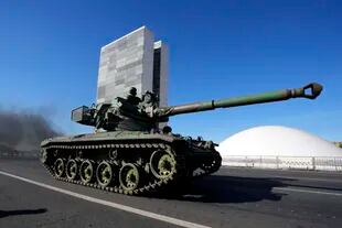 Un tanque pasa por delante del Congreso de Brasil durante el último desfile militar