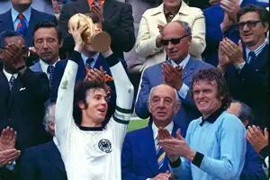 La historia del cachetazo que cambió la carrera de Franz Beckenbauer y lo convirtió en leyenda
